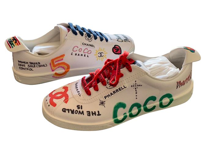 Baskets CHANEL PHARRELL collection Grafiti capsule neuve Blanc