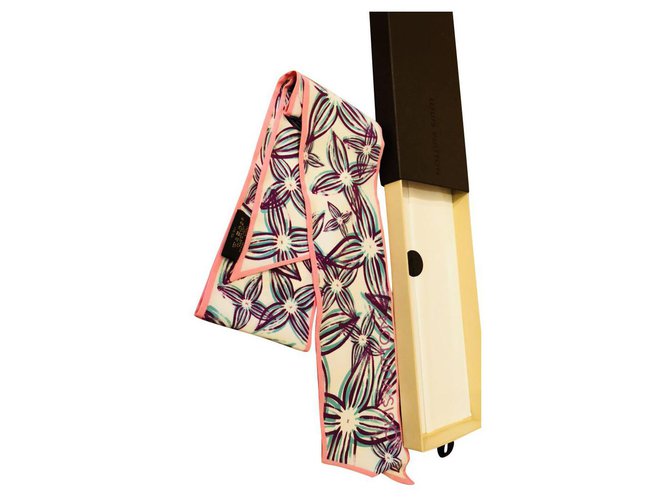 Louis Vuitton Silk scarves Multiple colors  ref.129262
