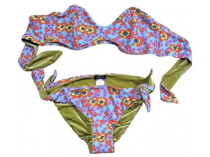 Albertine Brigitte, Flores y musgo Multicolor