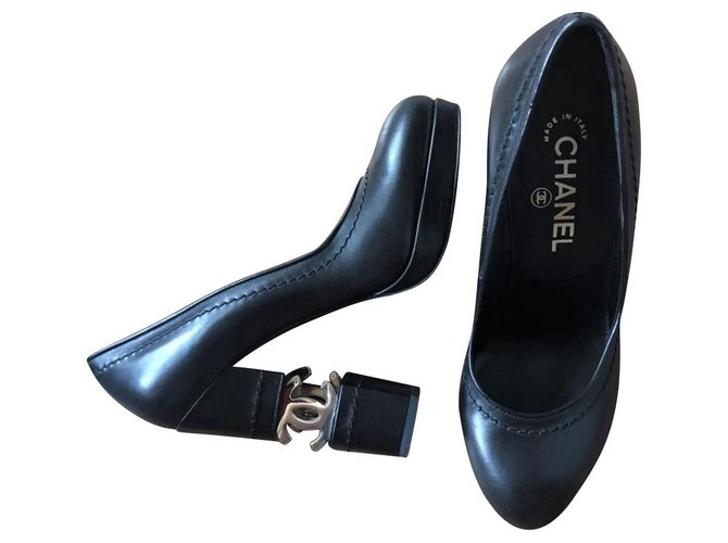 Chanel zapatos de tacones con logo de cuero negro EU38.5  ref.129684