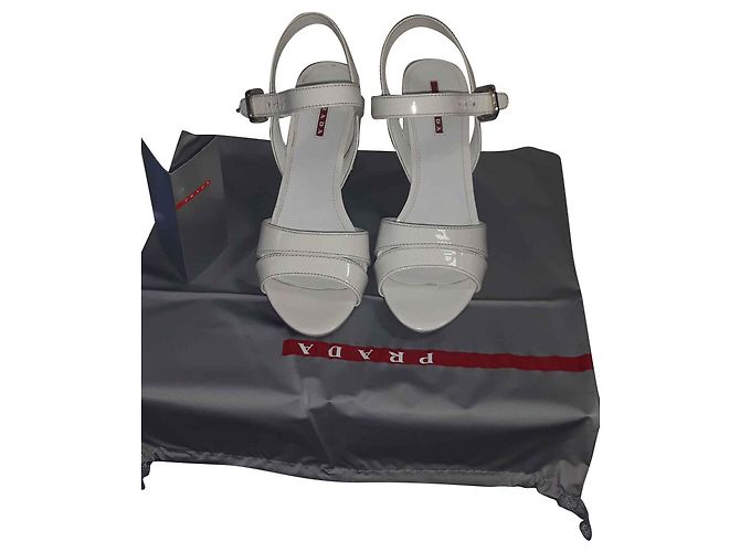 Prada Absatzsandale Weiß Lackleder 39