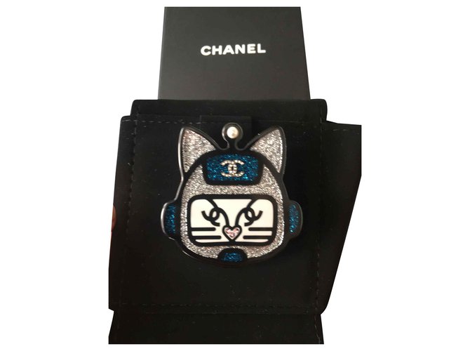 Chanel Cat Brooch Blue Resin ref.129829 - Joli Closet