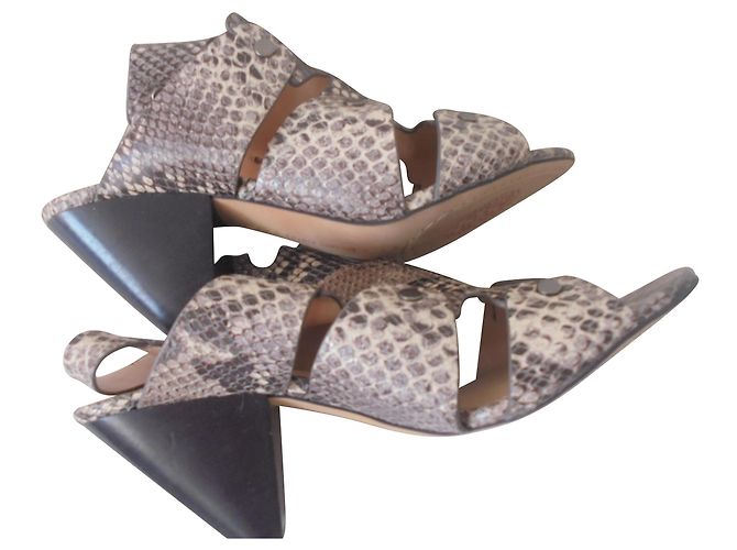 Vince Camuto Sandalen aus Leder und Python Schwarz Beige