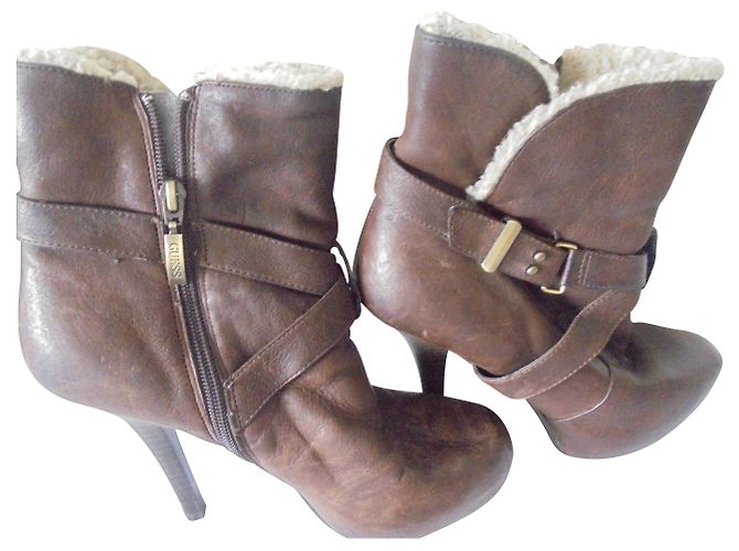 Botas Guess de couro com forro de pele marrom