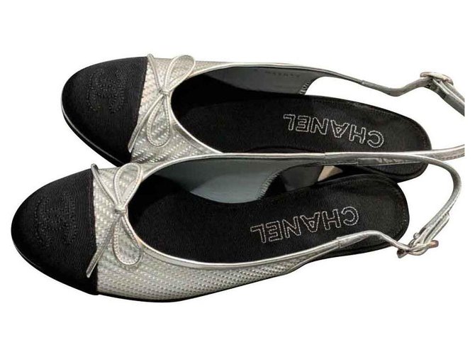 Chanel Silver und schwarze Slingbacks Pumps EU38 Silber Tuch  ref.130961