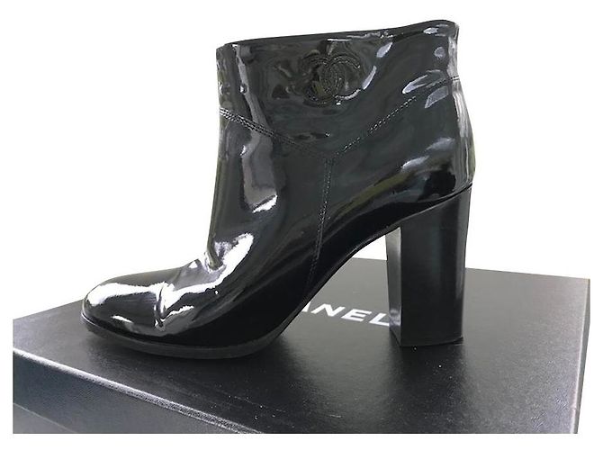 Botas de charol CHANEL Negro