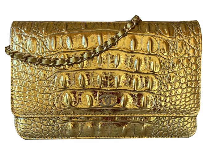 Wallet On Chain Chanel Crocodilo metálico em relevo ouro WOC Dourado Couro  ref.131315