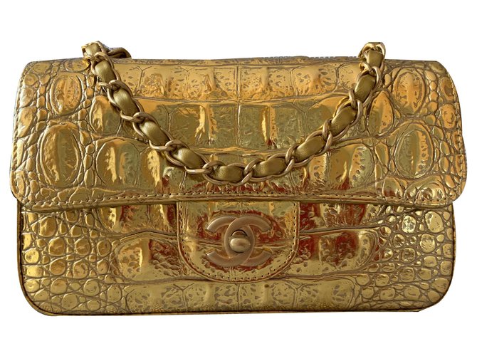 Chanel Sac à rabat en relief à motif crocodile doré métallisé sur piste Cuir  ref.131317