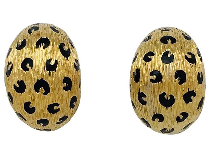 Orecchini Fred, Modello di leopardo, in oro giallo e smalto nero.