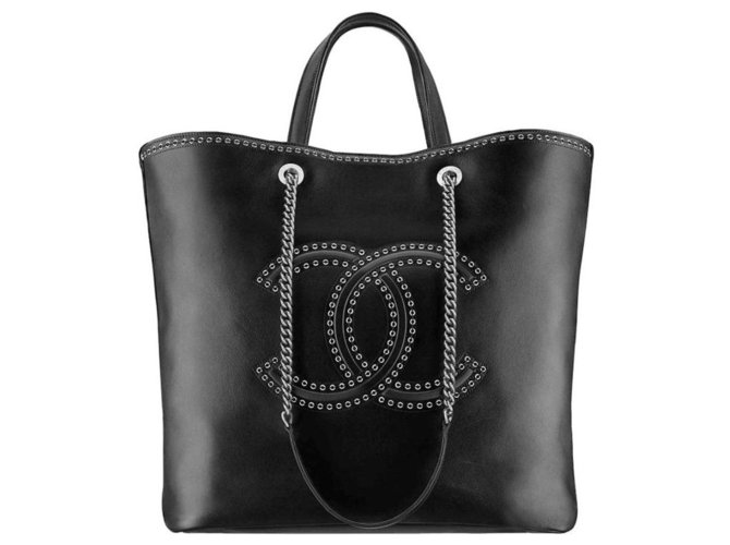 Chanel Handtaschen Schwarz Leder  ref.132036