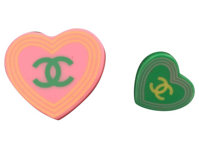 Deux broches Chanel année 2004 en forme de coeur en resine rose en vert Résine Vert clair  ref.132305