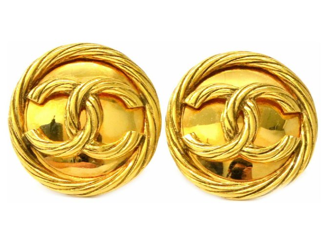 Brincos clip-on Chanel Dourado Banhado a ouro  ref.132385
