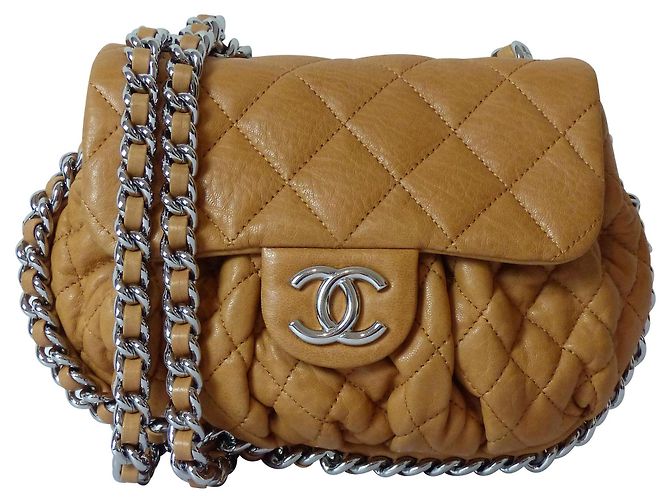 Chanel Chain araund