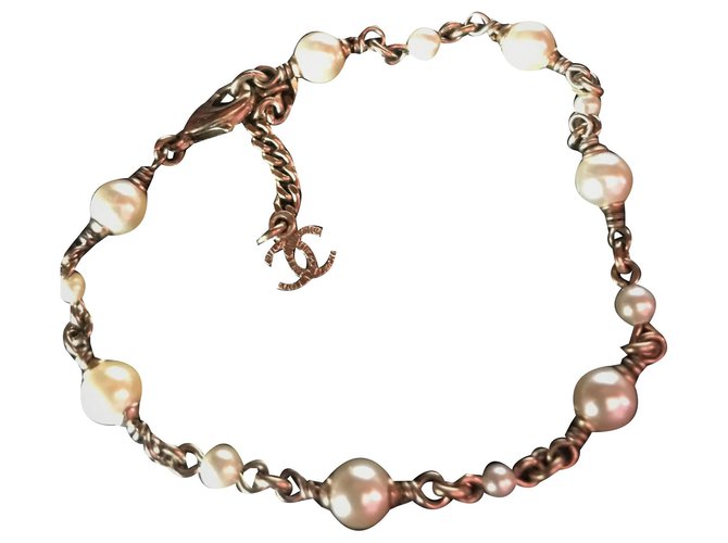 Bellissimo bracciale Chanel in metallo dorato con 13 Perle di 5 mm e 3 diametro mm Bianco sporco Perla  ref.132984