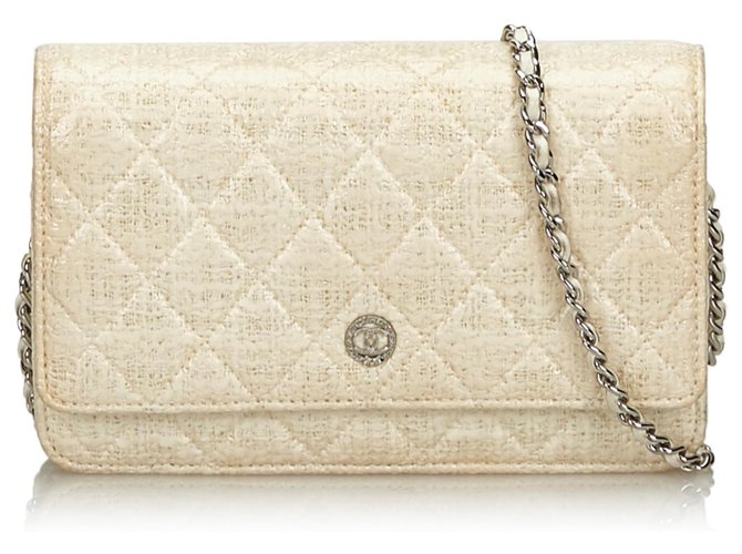 Chanel Portefeuille en toile enduite matelassé blanc sur chaîne Tissu Écru  ref.133248