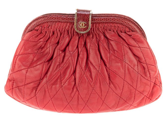 Pochette (clutch bag) Chanel en cuir d'agneau matelassé rouge et python  bijouterie dorée en bon état ! Cuirs exotiques Bordeaux  ref.133267