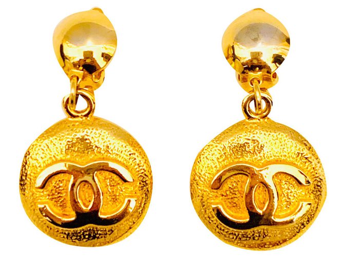 Chanel Vintage round CC clip on Golden Gold-plated  ref.133583