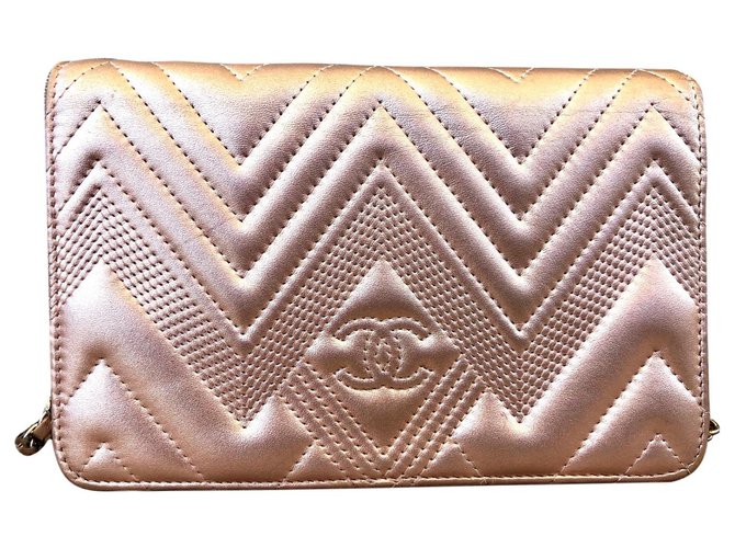 Chanel Brieftasche an der Kette Pink Metallisch Leder  ref.133641