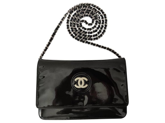 Chanel Bolsos de embrague Negro Charol  ref.133851