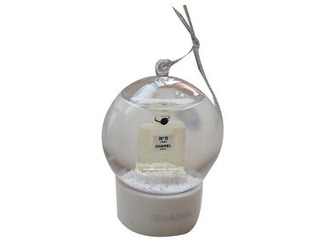 Chanel Bola de neve Multicor Plástico  ref.134766