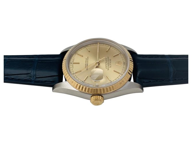 Montre Rolex modèle "Datejust" en or jaune et acier sur cuir.  ref.135459