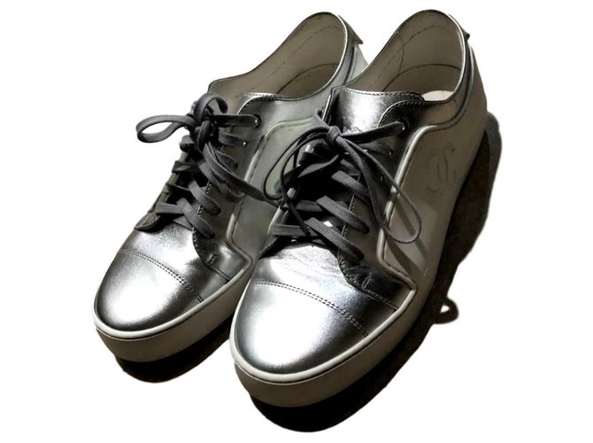 Chanel Silver y zapatillas blancas de la UE.39 Plata Blanco Cuero  ref.135489