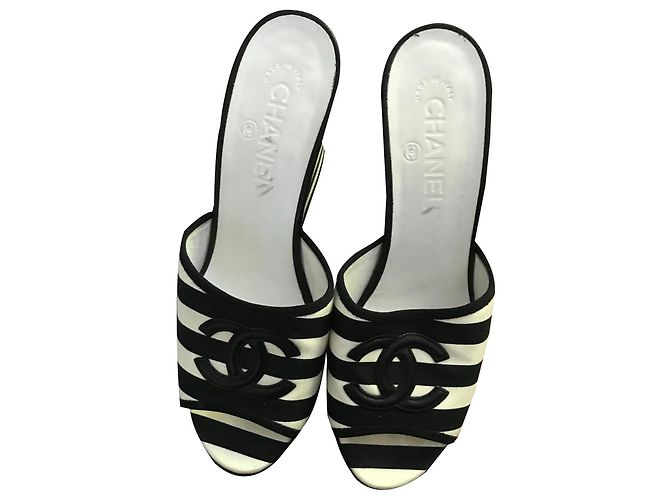 Chanel Cruise Sandalen Schwarz Weiß Stoff Größe 38