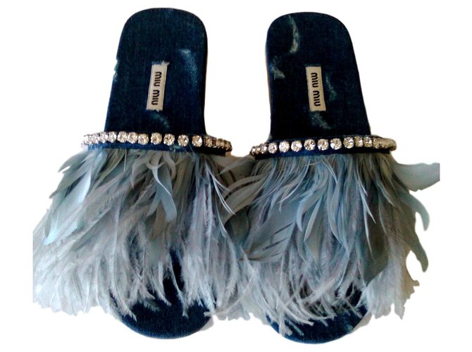 MIU MIU Sandales en jean avec plumes et cristaux Bleu  ref.135699