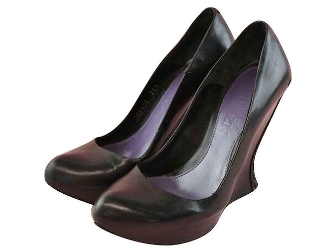 Alexander Mcqueen Pumps with elegantly curved heel Black