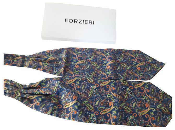 Autre Marque Lavaliere Ascot in seta blu con stampa paisley