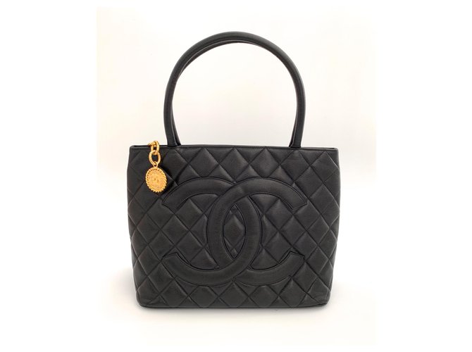 Chanel Handbags Black Leather  ref.136462