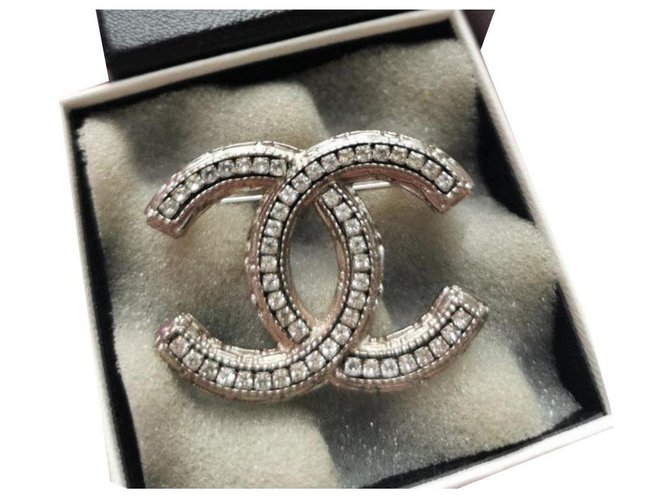 Broche Chanel de cristal CC Metálico Metal  ref.136835