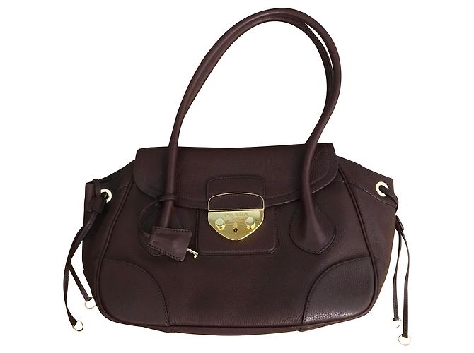 Bolsa de ombro Prada em couro marrom com fecho dourado