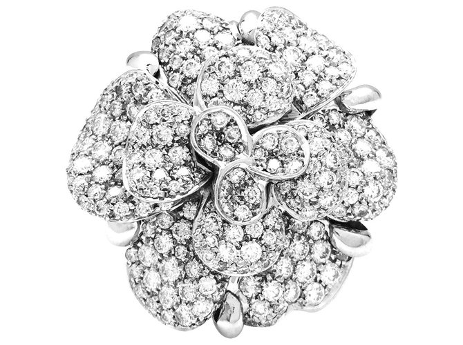 Bague Chanel modèle "Camelia" en or blanc et diamants.  ref.136894