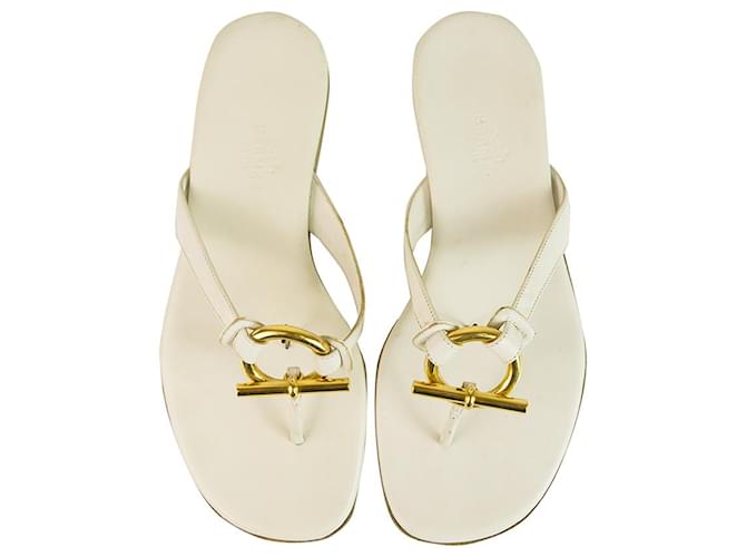 Hermès Hermes Sandalias blancas de cuero Tangas Pisos Zapatos de verano Flip Flop Hebilla dorada 36 Blanco  ref.137088