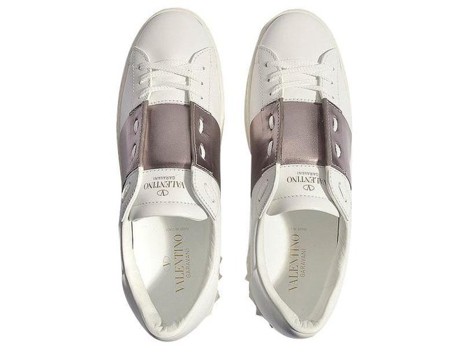Valentino Garavani. Sneakers aperte metallizzate in pelle con borchie bianche e grigie nuove Bianco  ref.137106