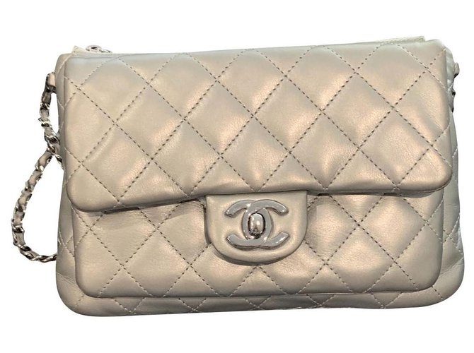 Chanel Clutch-Taschen Grau Leder  ref.137858