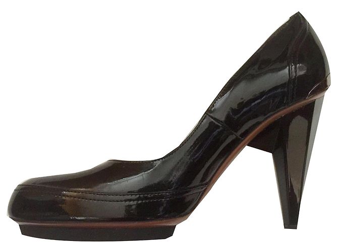 Scarpins Lanvin em couro envernizado preto