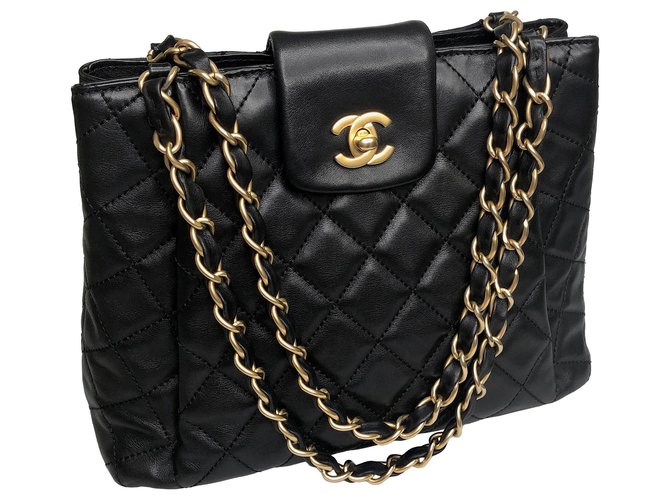 Chanel ¡Raro! bolso acolchado al hombro Negro Cuero  ref.139843