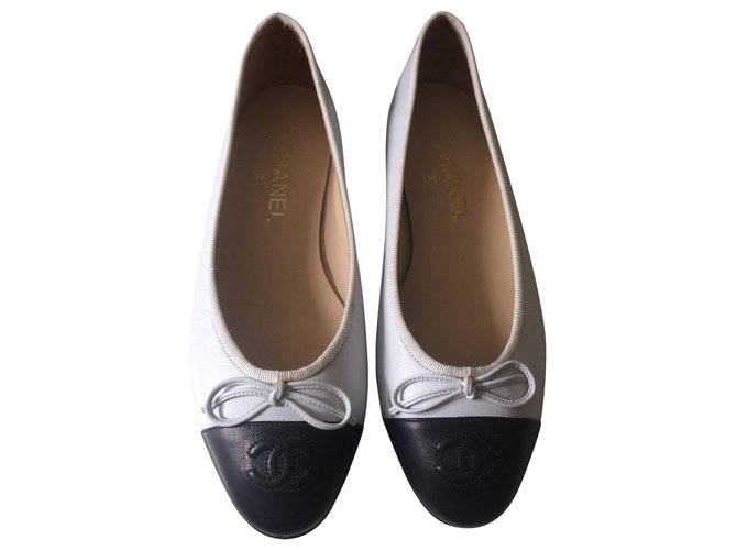 Chanel Sapatilhas de ballet Preto Branco Pele de cordeiro  ref.140353
