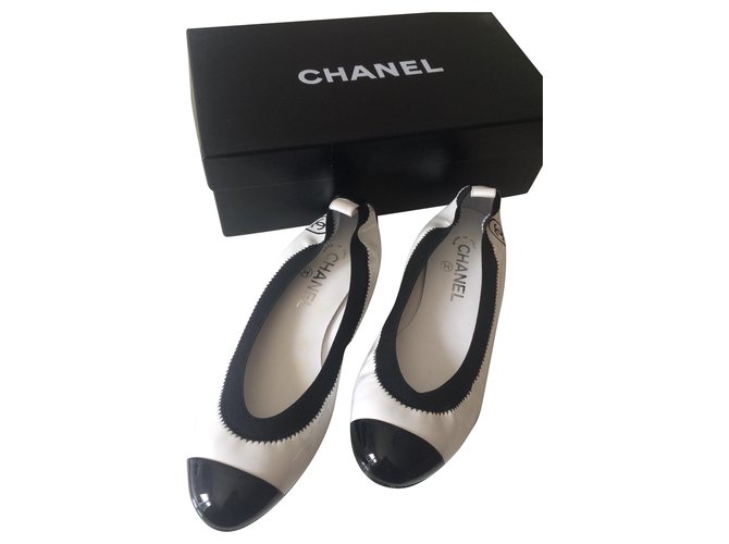 Chanel Ballerines Cuir vernis Noir Blanc  ref.140355