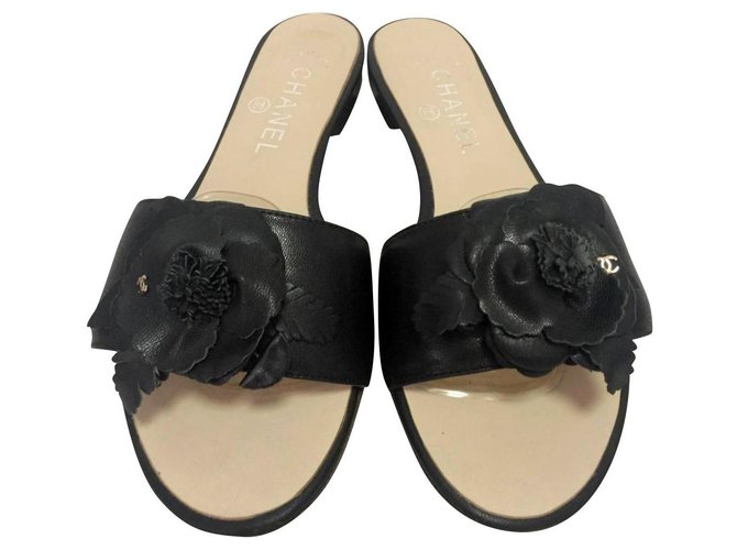 Chanel sandalias negras con diapositivas florales EU37 Negro Cuero  ref.140399