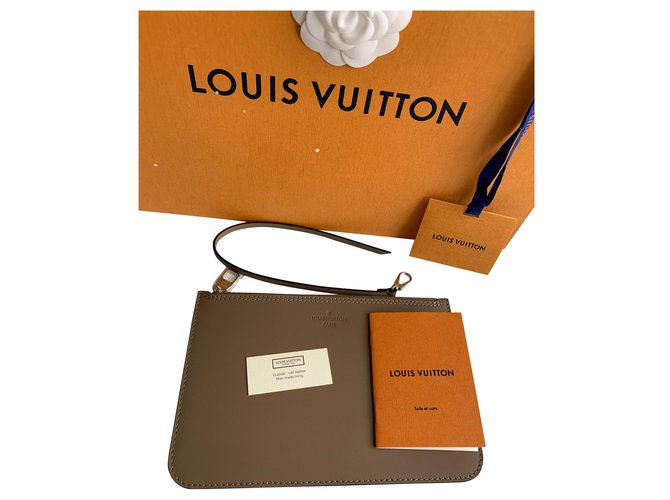 Louis Vuitton Sacos de embreagem Marrom Couro  ref.140624
