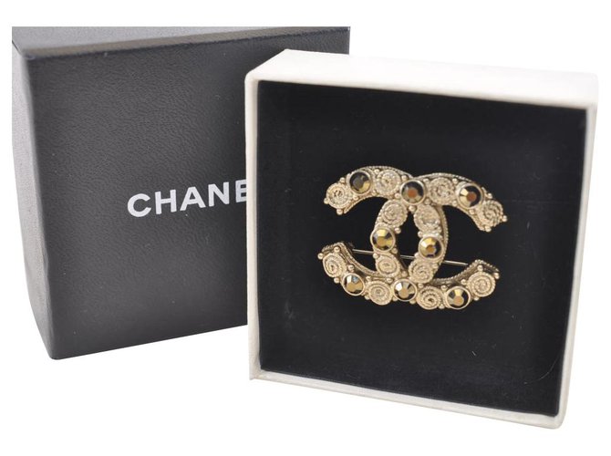 Broche Chanel Vintage CC Dourado Ouro amarelo  ref.140749
