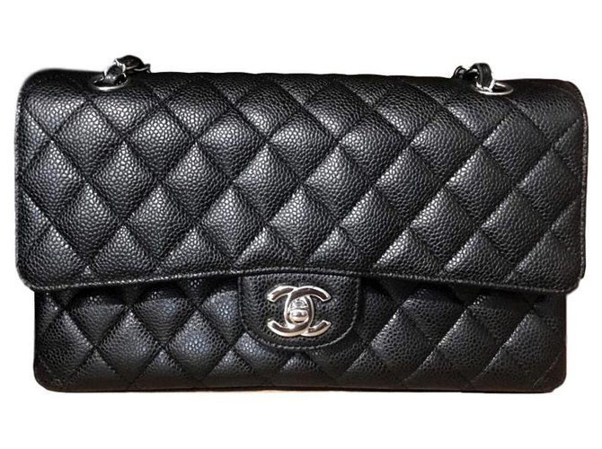 Timeless Bolso chanel mediano clásico Chanel negro con solapa SHW Cuero  ref.140921