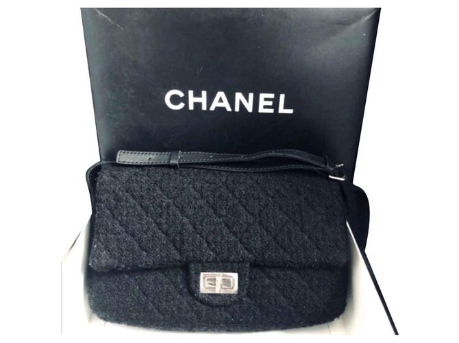 Chanel Black Tweed messenger bag Cloth  ref.140925