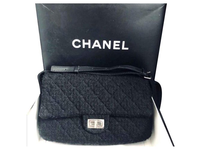 Chanel Black Tweed Umhängetasche Schwarz Leinwand  ref.140925