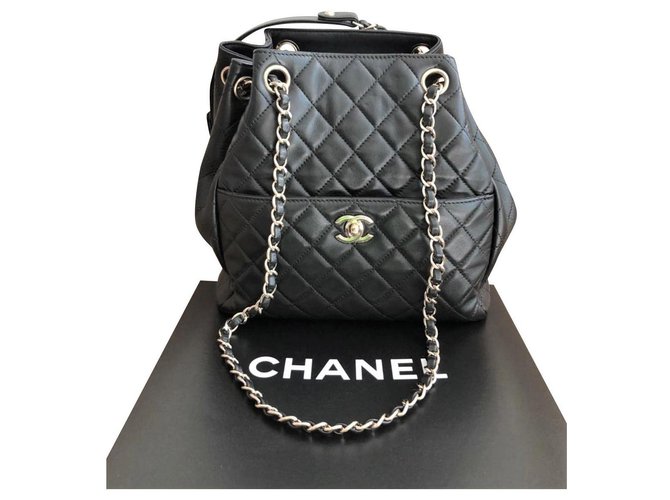 Saco de balde Chanel preto com cordão Couro  ref.140951