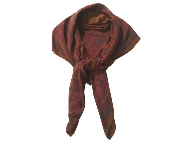 Yves Saint Laurent soie 128 x125 cm Brown Silk  ref.141138
