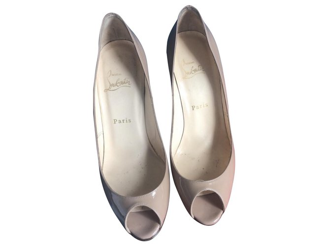 Christian Louboutin Pumps Beige Patent leather  ref.141480